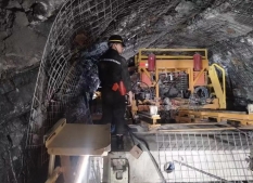 沖擊擊式煤礦用機載錨桿鉆機在礦用TBM上豐陽煤礦下井施工